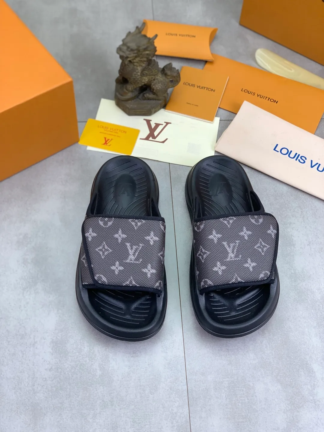 Men's shoes 💰P320💰【New style】🆘 Original quality 【LOUIS VUITTON】The popular Louis Vuitton LV men's slippers on the official website are on sale simultaneously! Original fabric imported from Italy. Original bottom provided by the original factory. Number of yards: 38-44 (customized to 45). Multiple colors to choose from. Fully packaged drawer box.